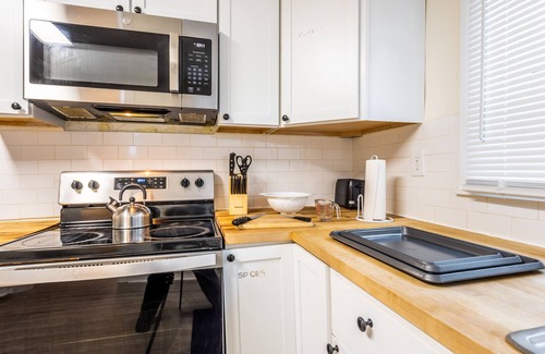 Near Eastside House | ★Beautiful Modern Home w/King Suite Near Downtown★
