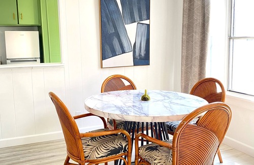 Lennox House | Beautiful modern home minutes from LAX and 15 minutes to most LA attractions