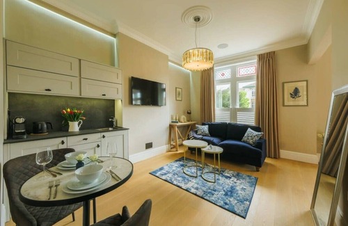 Cotham Apartment | Beautiful modern suite apartment in great location in Bristol!