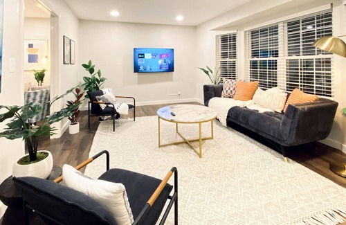 Central Oklahoma City House | BEAUTIFUL MODERN FARMHOUSE STAYCATION | BACKYARD | FOOSBALL| GAMES| SLEEPS 14