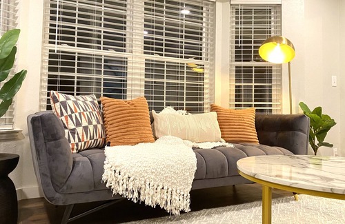 Central Oklahoma City House | BEAUTIFUL MODERN FARMHOUSE STAYCATION | BACKYARD | FOOSBALL| GAMES| SLEEPS 14
