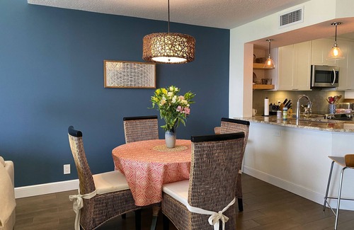 Bayway Isles Condo | Beautiful, modern 2 Bedroom plus Den Condo. Boca Ciega Bay Isla Key Isla Del Sol