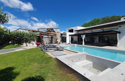 Biot Villa | Beautiful modern villa with swimming pool and jacuzzi in absolute calme