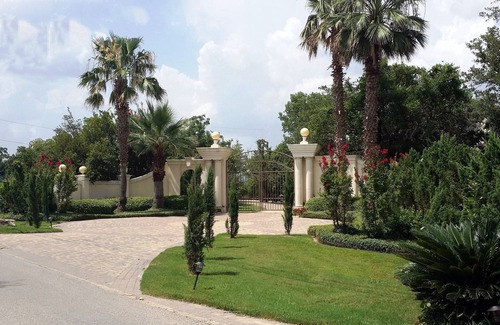 Hudson Bend House | Beautiful Montina Beach on Lake Travis - Walk to the Water!