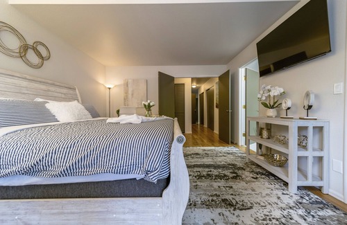 Redlands House | Beautiful Monument Getaway - next to golf course!