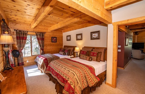 Loma Linda Cabin | Beautiful Mountain Views! Ping Pong! National Forest Access! 30 mins to Ski