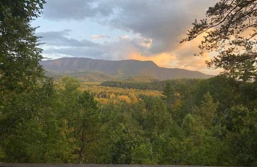 Gatlinburg - Pigeon Forge Cabin | Beautiful Mountain Cabin with Mountain Views and EV Charging Outlet!