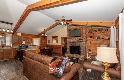 Townsend House | Beautiful mountain cabin with nature all around ! Secluded with a hot-tub
