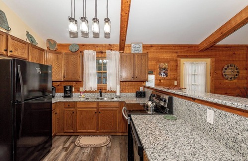 Townsend House | Beautiful mountain cabin with nature all around ! Secluded with a hot-tub