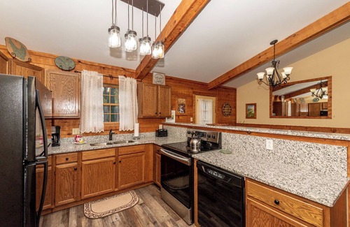 Townsend House | Beautiful mountain cabin with nature all around ! Secluded with a hot-tub