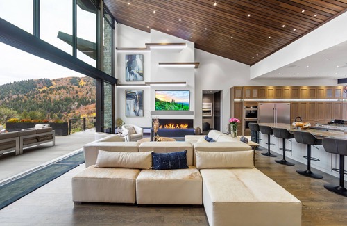 Pineridge House | Beautiful mountain home w/endless entertainment! BOOK NOW! 30 DAY Req'd