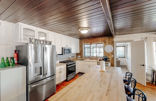 Oakhurst House | Beautiful Mountain Home Near Yosemite and Bass Lake w/Free WiFi, Deck