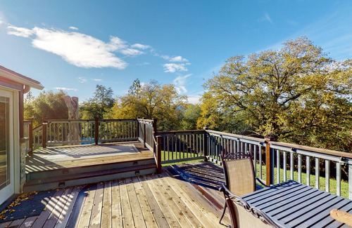 Oakhurst House | Beautiful Mountain Home Near Yosemite and Bass Lake w/Free WiFi, Deck
