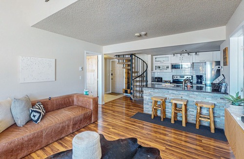 Silvercreek Apartment | Beautiful mountain retreat near the parks with fast WiFi, balcony, & fireplace