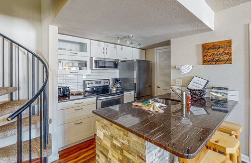 Silvercreek Apartment | Beautiful mountain retreat near the parks with fast WiFi, balcony, & fireplace