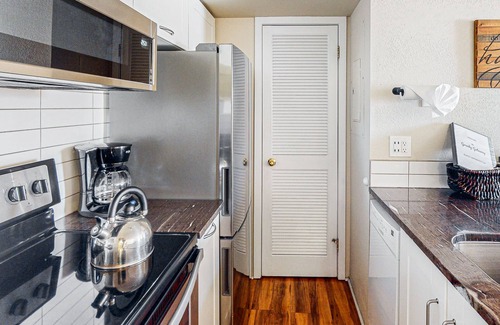 Silvercreek Apartment | Beautiful mountain retreat near the parks with fast WiFi, balcony, & fireplace