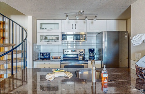 Silvercreek Apartment | Beautiful mountain retreat near the parks with fast WiFi, balcony, & fireplace