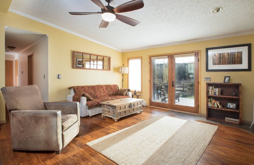 Willow Grove House | Beautiful Mountain Getaway - Right on the Blue River!
