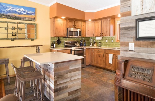 Willow Grove House | Beautiful Mountain Getaway - Right on the Blue River!