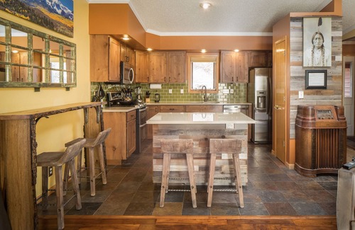 Willow Grove House | Beautiful Mountain Getaway - Right on the Blue River!