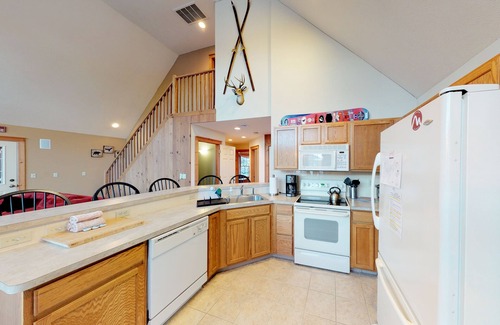 Tannersville House | Beautiful mountain-view home with private deck, grill & pool table