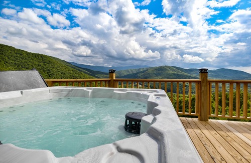 Newport Cabin | Beautiful Mountain View log cabin