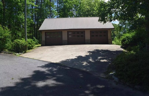 Landrum House | Beautiful Mountain View with Large Saltwater Pool