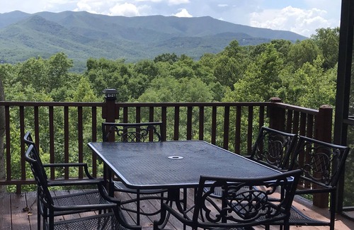 Hiawassee Cabin | Beautiful Mtn View, Screen Porch, King Master, 2 miles to town