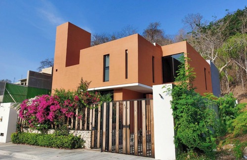 Crucecita House | Beautiful private Villa with Viva Pool, outdoor spaces. AC and WiFi.