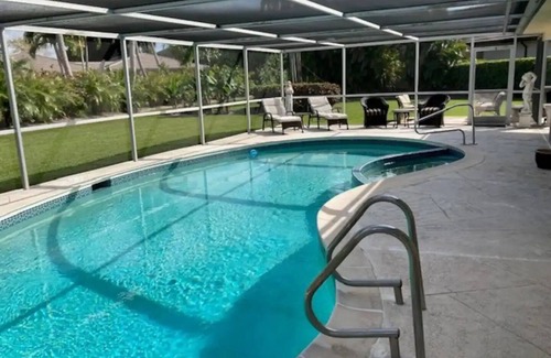 Park Shore House | Beautiful Naples home, walk to private beach!