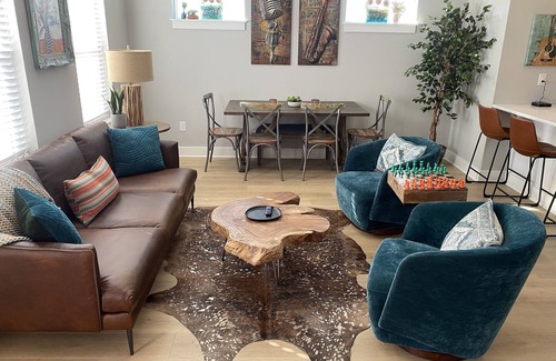 Talbot's Corner Condo | Beautiful Nashville Condo featuring Dolly Parton lounge!