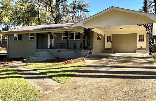 Starkville House | Beautiful neighborhood home! 2 miles from campus.