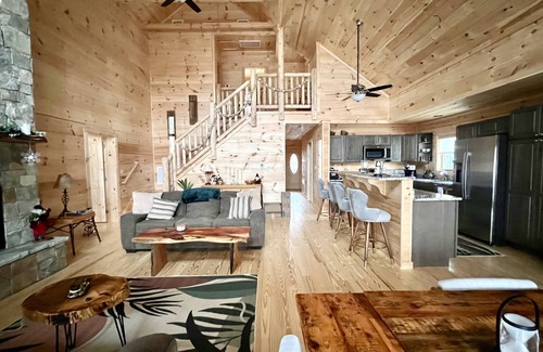 Lake Lure House | Beautiful NEW 5 bedroom Log cabin with PRIVATE HOT TUB overlooking Lake Lure