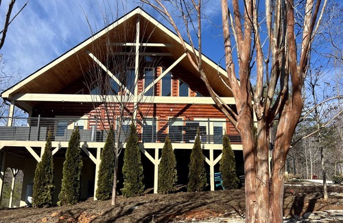 Lake Lure House | Beautiful NEW 5 bedroom Log cabin with PRIVATE HOT TUB overlooking Lake Lure