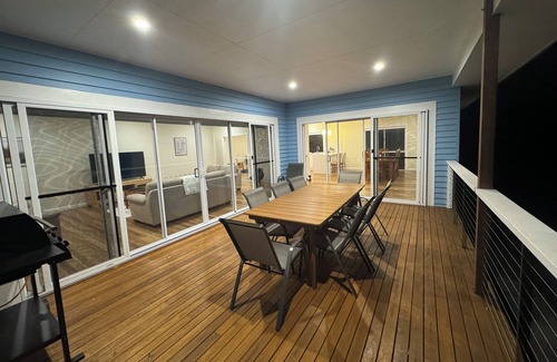 Elizabeth Beach House | Beautiful new home, 280m to the lake, 650m to the Beach, 300m to the pub.