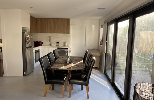 Safety Beach House | Beautiful New Holiday Place 5 Mins To Beach With Gym, Kitchen And Office Nook