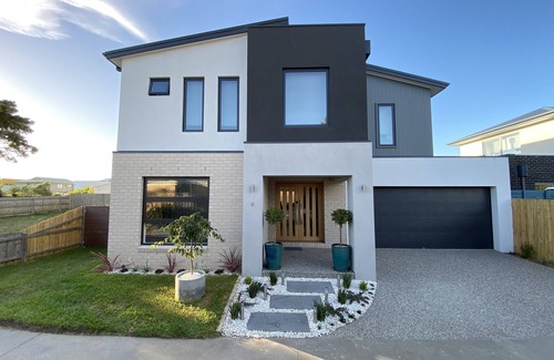 Safety Beach House | Beautiful New Holiday Place 5 Mins To Beach With Gym, Kitchen And Office Nook
