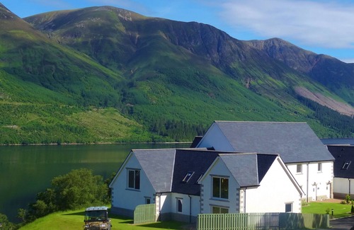 Spean Bridge Apartment | Beautiful New Loch-Side Holiday Home in the Heart of the Scottish Highlands