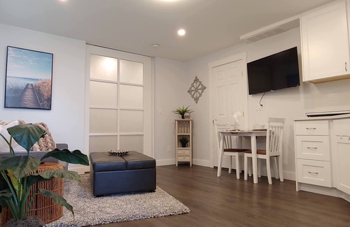 McMillan House | Beautiful new Mountainview Suite - 3 minutes to the highway