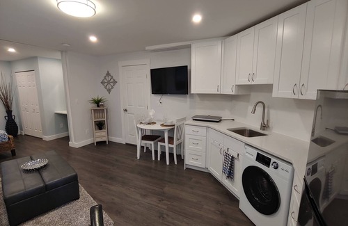 McMillan House | Beautiful new Mountainview Suite - 3 minutes to the highway
