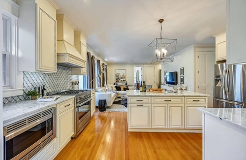 Forest Hills - Woodbourne Condo | Beautiful New Renovation | near T