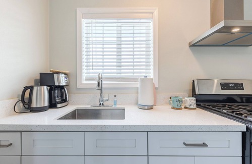 Mayflower Village House | Beautiful New Studio In Arcadia With Kitchen-C
