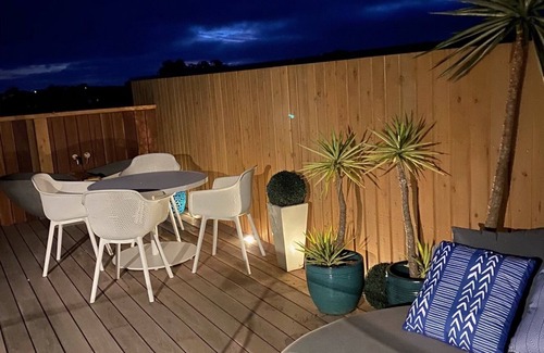 Barwon Heads Apartment | Beautiful new village apartment with roof deck- stone bath, 360 views & more
