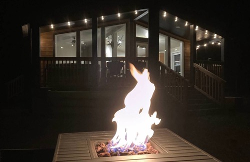 Gilchrist House | Beautiful newer 2 bed/2bath home with hot tub in Two Rivers North