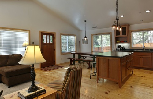 West Village Cabin | Beautiful newer Cabin In The West Village-WiFi/Walk to shops & restaurants