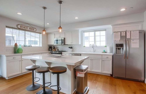 Central Mission Beach Apartment | Beautiful newly constructed townhouse with large rooftop deck!
