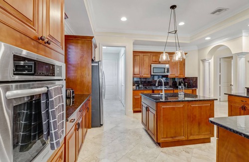 Central Naples House | Beautiful newly furnished home in the heart of Naples - pool & 10 mins to beach!
