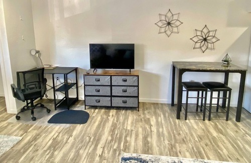Logan Apartment | Beautiful Newly Renovated Apartment Sleeps 6 LC1