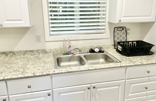 Logan Apartment | Beautiful Newly Renovated Apartment Sleeps 2 LC7