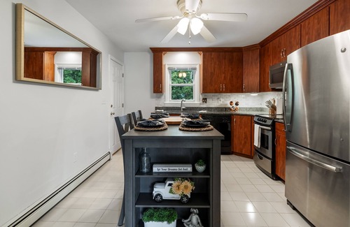 Middletown House | Beautiful Newport Home - The Cottage At Restmere, South